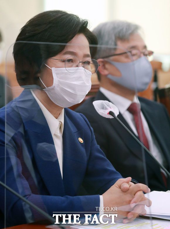 추미애 법무부 장관은 5일 법사위에서도 "(윤 총장이) 스스로 중립을 훼손하는 언행을 지속해 제가 지휘, 감독을 꾸준히 해야 한다"고 날을 세웠다./이새롬 기자