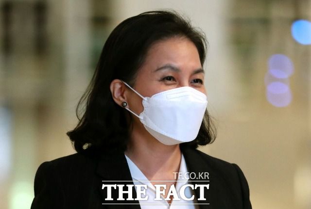 유명희 산업통상자원부 통상교섭본부장의 사퇴설에 외교부는 "결정된 바 없다"고 선을 그었다. 지난달 12일 차기 세계무역기구(WTO) 사무총장 선출을 위한 최종 라운드를 앞두고 유럽으로 출국하는 유 본부장. /뉴시스
