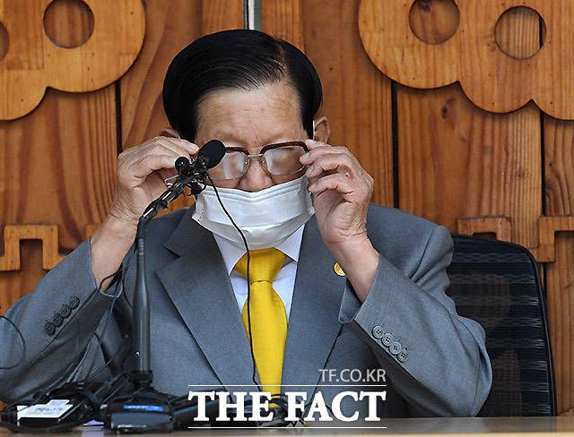 6일 검찰 등에 따르면 수원지검은 지난달 27일 국민의힘(당시 미래통합당)이 이 총회장을 명예훼손 혐의로 고소한 사건에 대해 불기소 처분(혐의 없음)을 내렸다. 사진은 지난 3월 2일 오후 경기도 가평군 신천지 연수원 '평화의 궁전'에서 기자회견을 열고 있는 이 총회장. /이효균 기자