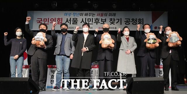 국민의힘 김종인 비대위원장, 김상훈 경선준비위원장, 박성중 서울시당위원장, 정양석 경선준비부위원장이 6일 서울 마포에서 열린 '서울 시민후보 찾기 공청회'에 참석, 패널 5명에게 걱정인형을 전달받고 포즈를 취하고 있다. /국회사진취재단