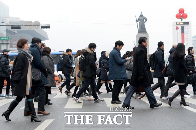 직장인들이 희망하는 내년도 연봉인상률은 평균 9.8%로 조사됐다. /더팩트 DB