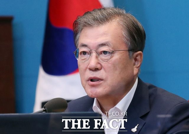 미국 대선이 혼돈 양상을 보이자 정치권은 각 시나리오별 대응을 마련하는 등 국제정세 변화에 촉각을 곤두세우는 모습을 보였다. 문 대통령이 지난 8월 청와대 여민관에서 열린 수석보좌관 회의에 참석해 발언하는 모습. /뉴시스