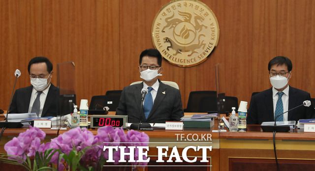 지난 3일 국회 정보위원회의 국정원에 대한 국정감사에서 취재진은 권총 사격 등 체험을 할 수 있었다. 이날 국감에선 김정은 북한 국무위원장의 신변과 정치 동향에 대한 보고가 이어졌다. 박지원(가운데) 국정원장이 국감을 기다리는 모습. /뉴시스
