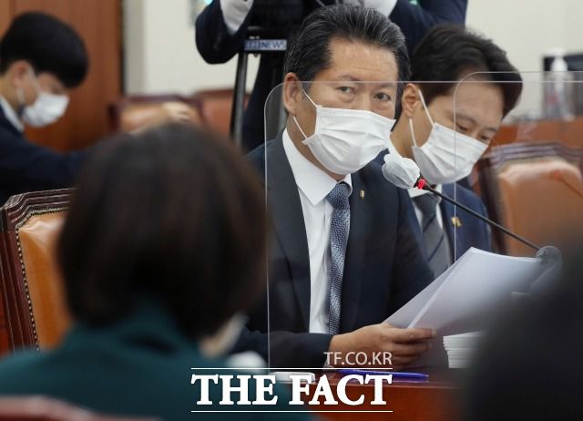 정청래 민주당 의원이 SNS를 통해 후원금 모금을 적극 요청하는 등 행보에 나서고 있다. 지난달 7일 교육위원회 국정감사에서 발언하는 정 의원. /이새롬 기자