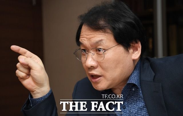 강 변호사는 문 대통령이 조국 전 장관 사태에 냉정했어야 한다고 보았다. 질문에 답하는 강 변호사.