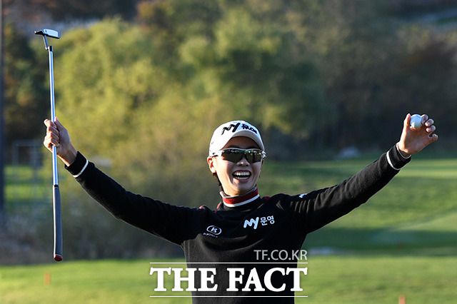 KLPGA 투어 하나금융그룹 챔피언십 4라운드 18번 홀에서 우승을 확정지으며 환호하는 안나린./인천=남용희 기자