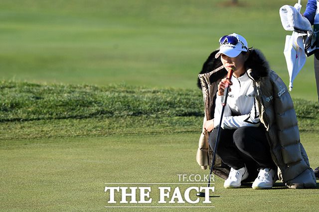 이날 경기를 마지막으로 은퇴하는 허윤경. 매서운 바람 속에서 패딩 점퍼로 보온을 하고 있다./인천=남용희 기자