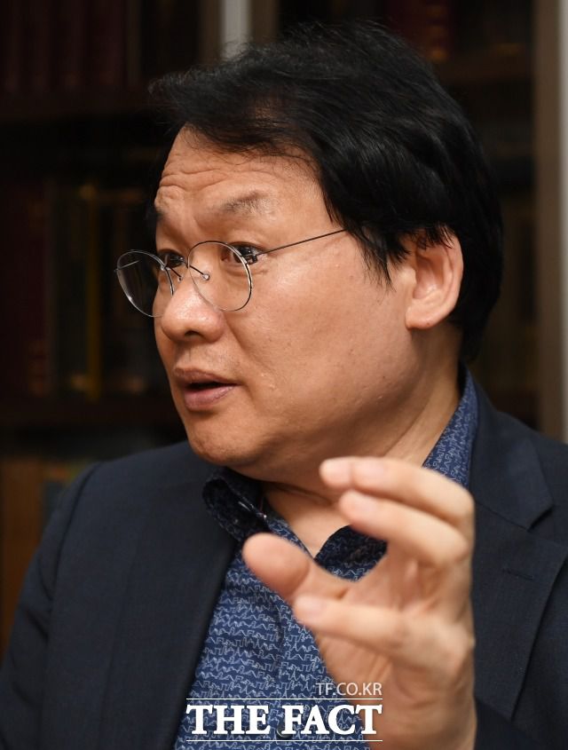 강 변호사는 국가가 '천하위공'(天下爲公, 천하가 한 집의 사사로운 소유물이 아니다)이어야 하지만, '천하위문'(天下爲文)의 상황이라고 비판했다.