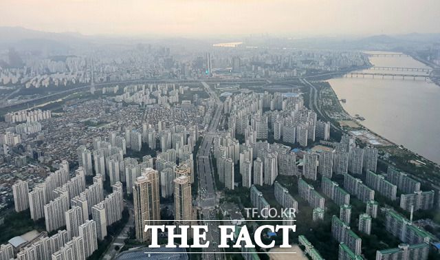 정부의 공시가격 90% 현실화 방침에 따라 주택 보유자들의 재산세는 크게 뛸 전망이다. /더팩트 DB