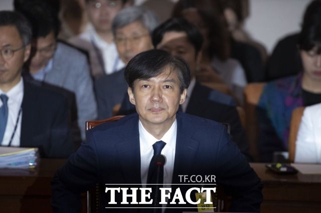 '청와대 감찰무마 의혹'으로 기소된 조국(사진) 전 법무부 장관의 공범이면서 불리한 증인이기도 한 박형철 전 반부패비서관에 대한 증인신문이 지난달 23일 진행됐다. /배정한 기자