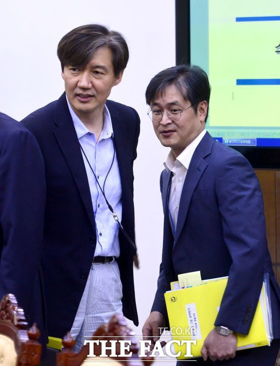 조국(왼쪽) 전 법무부 장관과 박형철 전 대통령비서실 반부패비서관. /뉴시스