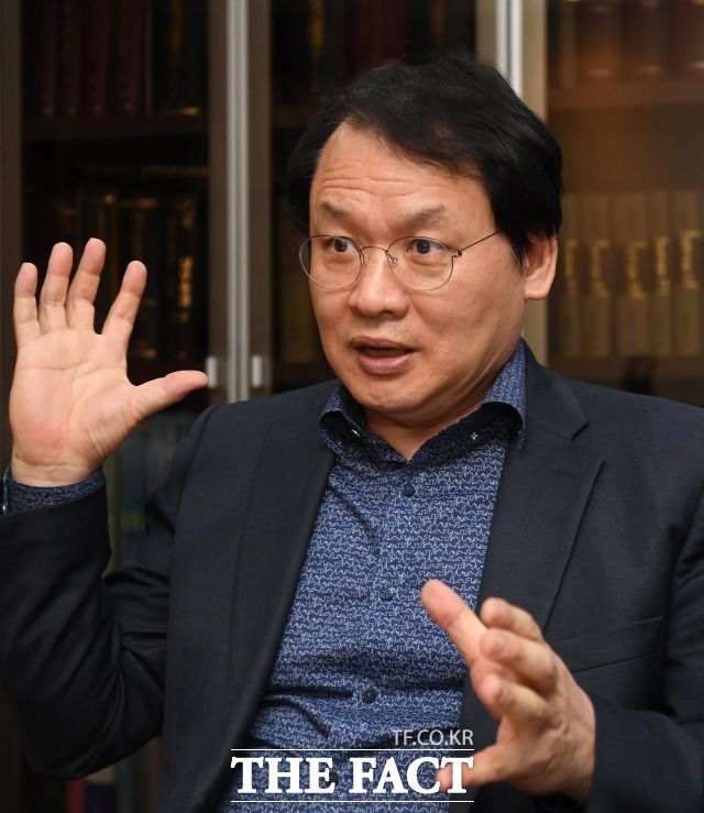 강 변호사는 "제도를 통한 정치와 검찰을 개혁해야 한다. 제도에 문제가 있는데 왜 사람만 나쁘게 보느냐"며 앞으로의 정치세력은 제왕적대통령제를 개헌할 수 있어야 한다고 했다. 그러면서 그는 "대통령이 죽어야 나라가 산다"라고 다시 한번 대통령제를 비판했다.