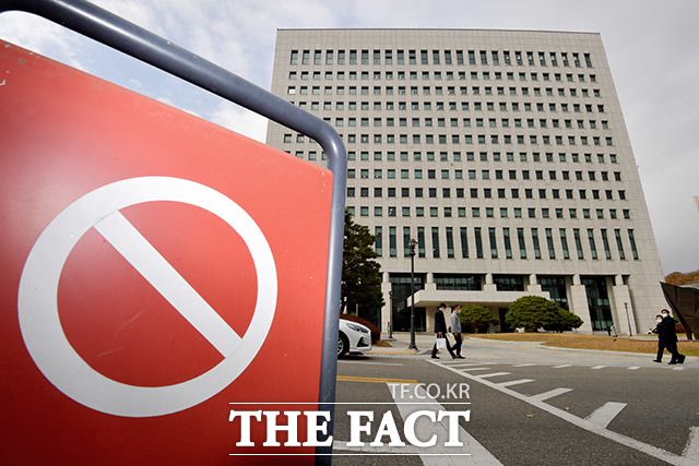 국회 법제사법위원회가 9일 오후 서울 서초구 대검찰청을 방문해 특수활동비 집행 내역 현장 검증을 실시한 가운데 대검 일대에 긴장감이 돌고 있다./이덕인 기자