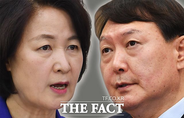 추미애 법무부 장관(왼쪽)과 윤석열 검찰총장이 본격적인 치킨게임을 펼치고 있다. 이들 고위공직자들의 충돌은 정치권까지 가세하면서 후폭풍을 가늠할 수 없다./더팩트 DB