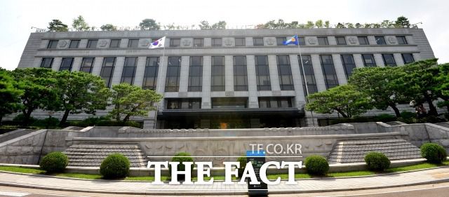 파견 법관을 통해 헌법재판소(사진) 내부 정보를 빼돌린 혐의를 받는 이규진 전 양형위원회 상임위원(양형실장)이 관련 보고서를 받은 건 부적절하지만, 헌재를 견제할 목적은 없었다고 법정에서 증언했다. /남윤호 기자