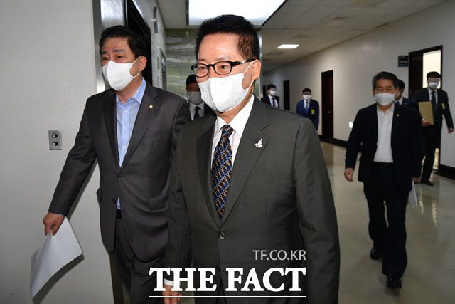 박지원 국가정보원장이 일본을 방문한 가운데, 스가 요시히데 일본 총리와 만나 한일관계가 개선되는 것 아니냐는 분석이 나온다. 박지원 국가정보원장(가운데)이 지난달 국회 정보위원회 전체회의에 출석하고 있는 모습. /남윤호 기자