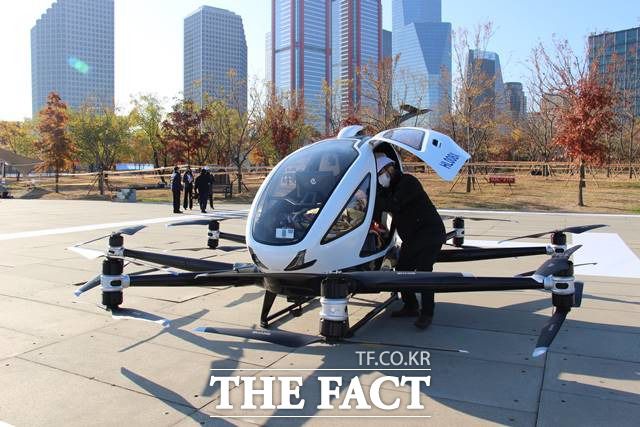 2명을 태울 수 있는 드론 택시가 서울 여의도 하늘을 날았다. 11일 여의도 일대에서 열린 드론 택시 시연 모습. /서울시 제공