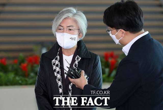 지난 8일 인천국제공항을 통해 미국으로 출국하기 전 취재진의 질문에 대답하는 강경화 외교부 장관. /뉴시스