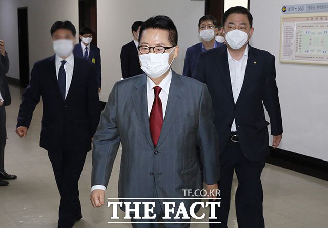 박지원 국가정보원장이 11일 일본에서 귀국해 "스가 요시히데 일본 총리를 만나 한일 양 정상이 한일 관계의 정상화를 위해서 노력하고 의지가 강하다는 것을 느꼈다"고 말했다. 박지원 국가정보원장이 국회에서 열린 정보위원회 전체회의에 참석하고 있는 모습. /배정한 기자