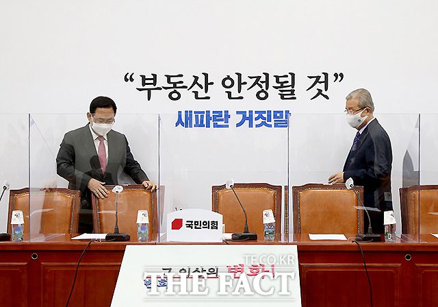 국민의힘 경선준비위원회가 내년 4월 서울·부산시장 보궐선거 후보자 선출을 위한 경선 룰을 잠정 결정한 가운데 여성 후보 가산점을 예비경선에만 부여하기로 가닥을 잡아 논란이 일고 있다. 국민의힘 김종인 비상대책위원장(오른쪽)과 주호영 원내대표가 지난 9일 국회에서 열린 비대위 회의에 참석하는 모습. /이새롬 기자