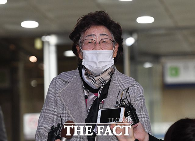 일본군 위안부 피해자 이용수 할머니가 11일 오후 서울 서초구 서울중앙지방법원에서 열린 일본 정부 상대 손해배상 청구 소송 마지막 변론기일에 출석한 후 취재진의 질문에 답변을 받고 있다. /배정한 기자