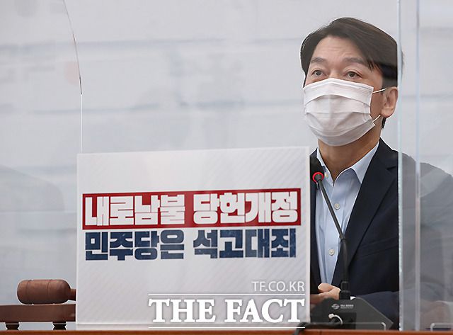 안철수 국민의당 의원은 문재인 대통령의 탈원전 결심 과정을 비판하며 "문재인 정권이 3년 반 동안 해낸 것은 조국, 윤미향 사태를 통해 공정과 정의를 말살시키고 진영정치와 연성독재로 민주주의와 법치를 훼손한 것밖에 없다"고 비판했다. /이새롬 기자