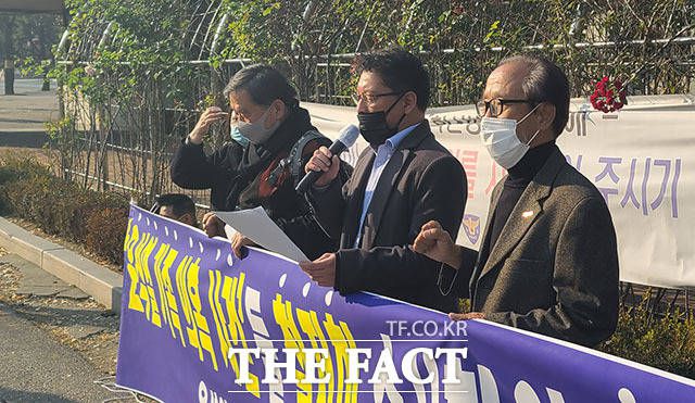 윤석열 검찰총장의 부인과 장모를 고소·고발한 이들은 12일 오후 서울 서초구 서울중앙지검 앞에서 기자회견을 열고 검찰에 신속하고, 엄중한 수사를 해달라고 당부했다. /김세정 기자