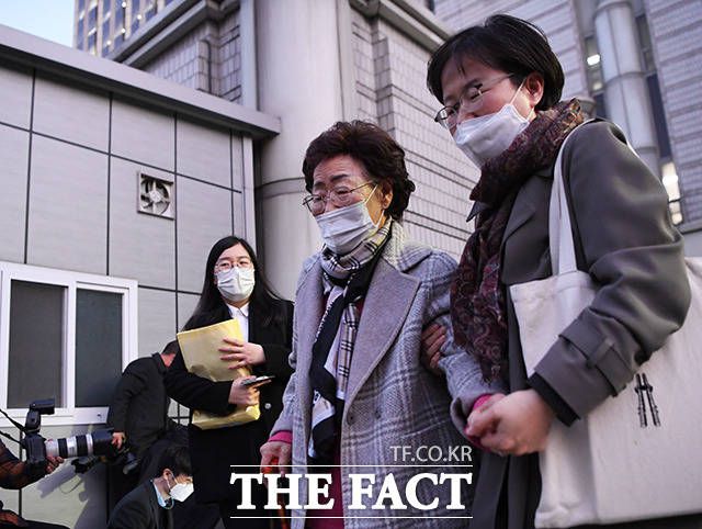 일본군 위안부 피해자 이용수 할머니가 11일 오후 서울 서초구 서울중앙지방법원에서 열린 일본 정부 상대 손해배상 청구 소송 마지막 변론기일에 출석한 후 취재진의 질문에 답변을 받고 있다. /배정한 기자