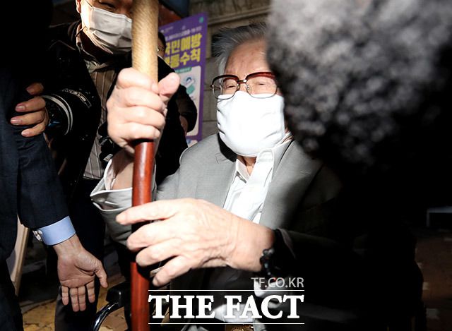 감염병예방법 위반 등의 혐의로 구속기소 된 이만희 신천지예수교 증거장막성전(신천지) 총회장이 12일 오후 경기 수원시 팔달구 수원구치소를 나서고 있다. /수원=이덕인 기자