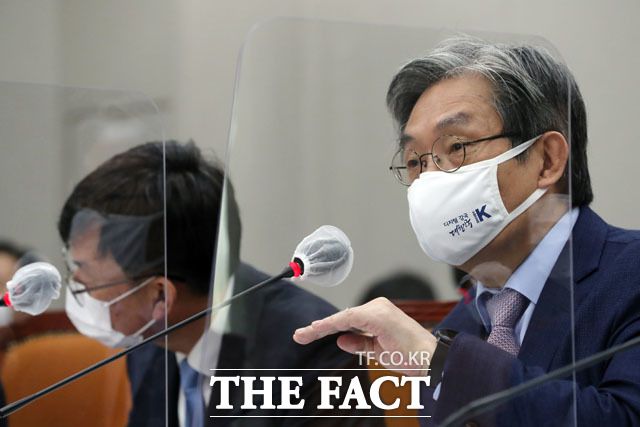 노영민 대통령 비서실장과 국민의힘 의원들이 13일 지난 4일 국회 운영위원회의 대통령비서실 국정감사 당시 노 실장의 "살인자" 발언을 놓고 설전을 벌였다. 13일 2021년 예산안을 논의하는 국회 운영위 전체회의에 출석해 의원들의 질의에 답변하는 노 실장. /국회=남윤호 기자