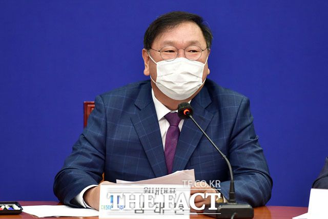 더불어민주당 원내대표 김태년 국회 운영위원장은 노 실장의 발언에 "그렇게 발끈할 일은 아닌 것 같다"라며 주의를 당부했다. /이새롬 기자
