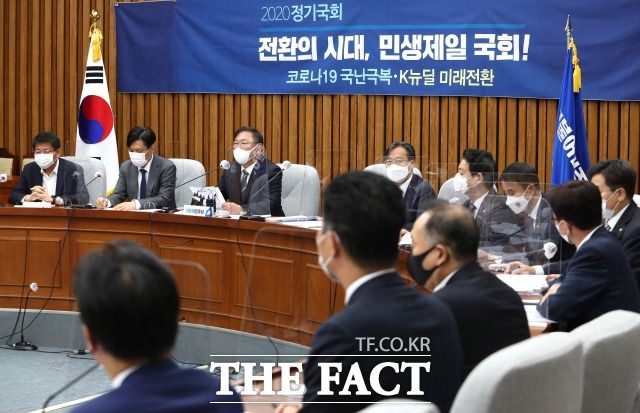 박상혁 민주당 원내부대표는 "정치인 윤석열은 이제 결정해야 한다"며 사퇴를 촉구하기도 했다. 12일 국회에서 열린 민주당 정책조정회의. /남윤호 기자