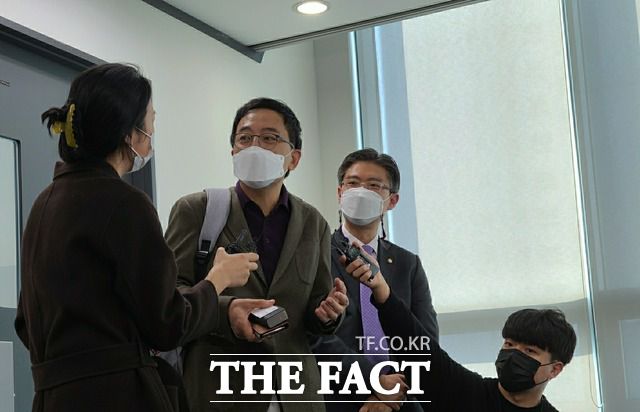 14일 금태섭 전 더불어민주당 의원(왼쪽에서 두번째)이 탈당 후 첫 공식행보로 시대전환에서 주최하는 정치 아카데미 강연에 나섰다. /마포=문혜현 기자