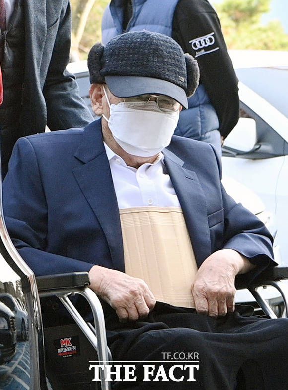 감염병예방법 위반 등의 혐의로 구속기소 된 이만희 신천지예수교 증거장막성전(신천지) 총회장이 16일 오후 경기도 수원시 영통구 수원지방법원에서 열리는 공판에 출석하고 있다. /수원=이선화 기자