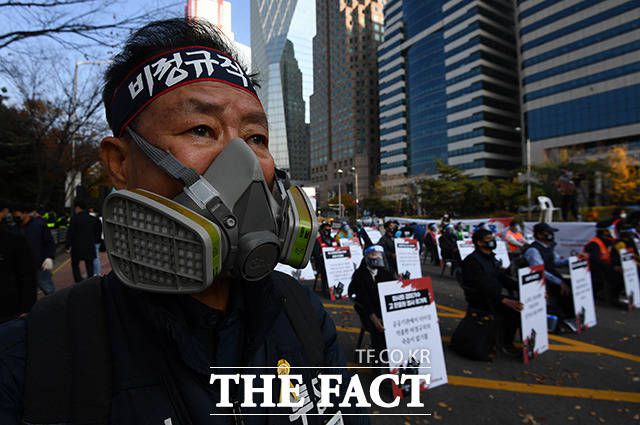 14일 오후 서울 영등포구 여의대로에서 민주노총 주최로 열린 '전태일 50주기 열사 정신 계승 전국 노동자대회'가 열린 가운데 한 참석자가 반면형 방독면을 쓰고 집회에 참석하고 있다. /이동률 기자