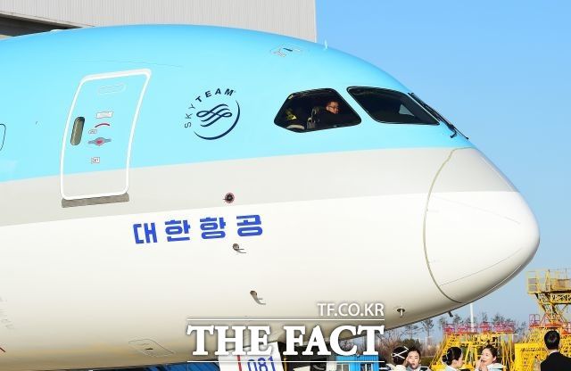 한진칼과 대한항공은 16일 오전 각각 이사회를 열고, 아시아나항공을 인수하기로 결의했다. /더팩트 DB