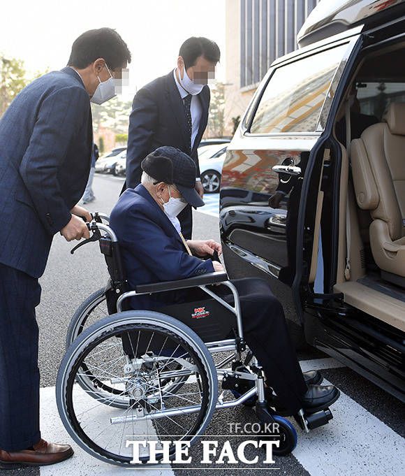보석 허가 이후 첫 불구속 재판이 열린 16일 오후 휠체어틀 타고 수원지방법원에 출두하는 이만희 총회장. /수원=이선화 기자