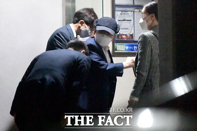 교회 관계자들과 인사 나누는 이 총회장.