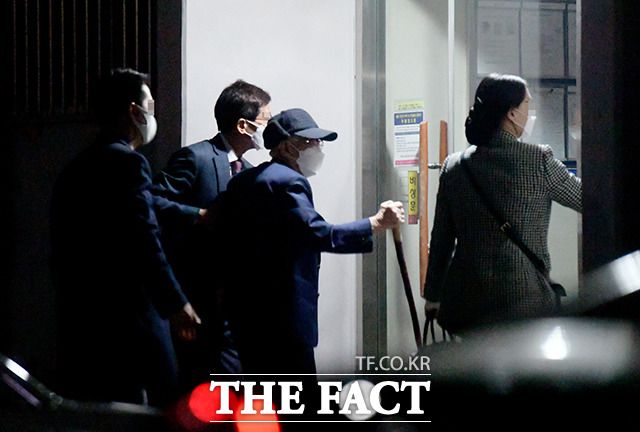 부축을 받긴 했지만 거동이 불가능할 정도는 아닌 듯한 모습.