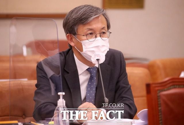 한동수 대검찰청 감찰부장이 22일 서울 여의도 국회에서 열린 법제사법위원회의 대검찰청에 대한 국정감사에서 의원 질의에 답변하고 있다. /현장풀 이새롬 기자