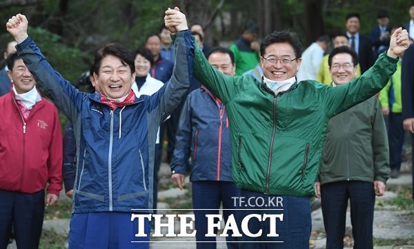 권영진 대구시장과 이철우 경북도지사는 17일 공동성명서를 내 김해신공항 건설사업을 반드시 추진해야 한다고 강조했다. /더팩트DB