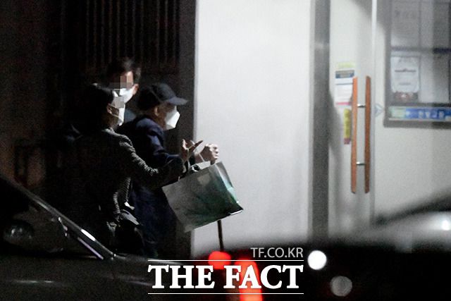 지팡이를 손에 들고 현관으로 이동하는 이 총회장.