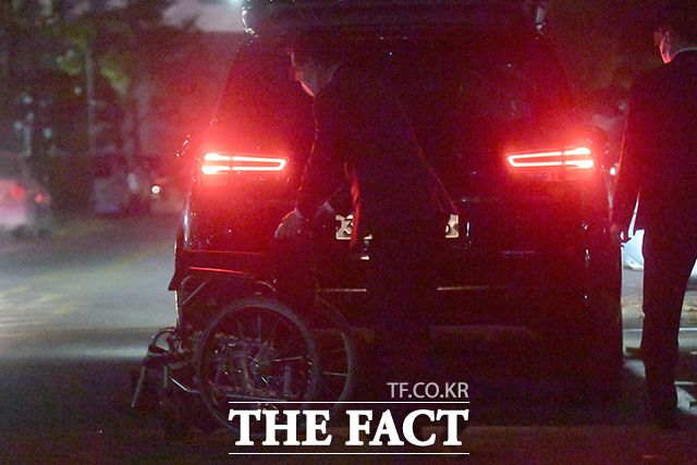 이 총회장이 자택 안으로 들어간 후, 차 트렁크에서 휠체어를 꺼내는 관계자들.