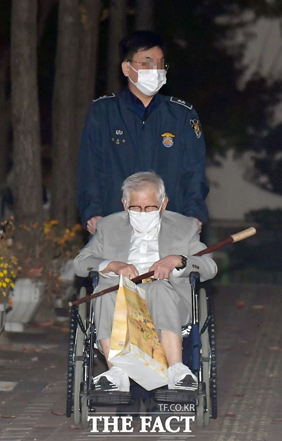 당시 이 총회장은 구치소 직원의 도움을 받아 휠체어를 타고 정문으로 나왔다. 이후 취재진의 질문에 묵묵부답으로 일관하며 자택으로 이동했다.