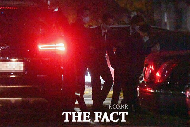 공판을 마치고 의왕시 자택에 도착한 이 총회장. 휠체어 없이 차에서 내리고 있다.