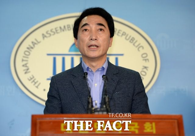 강 변호사 등 유튜브 채널 '가로세로연구소' 운영진은 '박수현(사진) 전 청와대 대변인은 여성 문제로 청와대 대변인을 그만뒀다'는 허위 사실을 유포한 혐의로 박 전 대변인에게 고발당했다. /이효균 기자