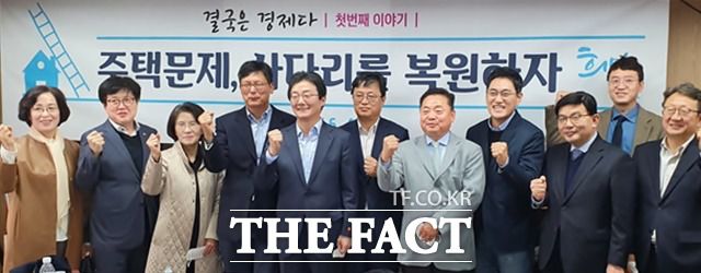 유승민 전 의원이 16일 오후 경제 토론회 말미 끝까지 자리를 지킨 인사들과 기념촬영을 하고 있다. /허주열 기자