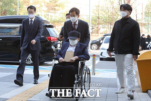 16일 오후 수원지법에 출두한 이 총회장. 이날 이 총회장은 거동이 불편한 듯 교회 관계자들의 도움을 받아 빠르게 법정 안으로 들어갔다.