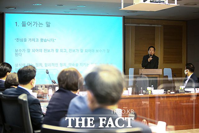 금 전 의원이 18일 오전 국회 의원회관에서 열린 국민의힘 초선의원 공부모임에서 강연하고 있다. /이새롬 기자