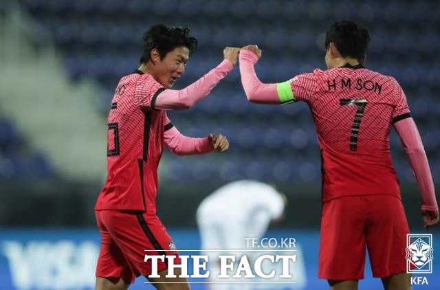 벤투호의 최강 공격 조합 손흥민(오른쪽)과 황의조가 오스트리아 두 차례 원정경기에서 연속골을 합작하며 절정의 '찰떡호흡'을 자랑하고 있다. 사진은 15일 멕시코전 전반 선제골을 터뜨린 후 기뻐하고 손흥민(오른쪽)과 황의조./KFA제공